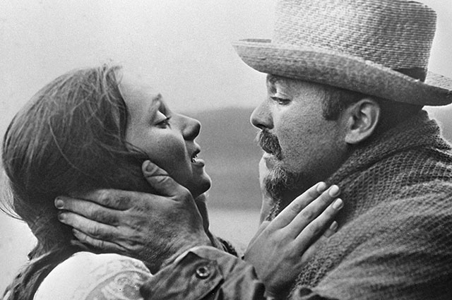 Александр Калягин и Евгения Глушенко в сцене из фильма Никиты Михалкова «Неоконченная пьеса для механического пианино».