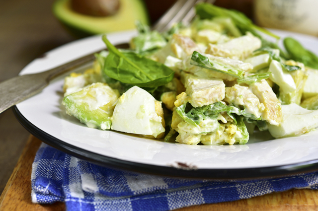 Салат с авокадо, спаржей и стручковой фасолью