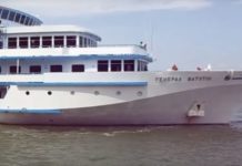 Украинский лайнер без туристов изменил курс и идет в Ростов-на-Дону