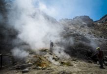 Под Неаполем семья провалилась в кратер вулкана и погибла – СМИ