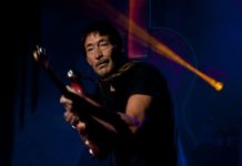 Британского музыканта Криса Ри госпитализировали после падения на сцене