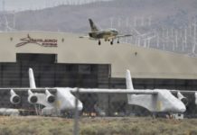 Самый большой самолет Stratolaunch прошел испытания на взлетной полосе